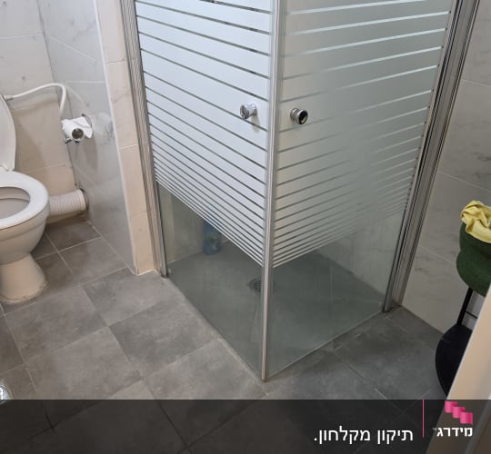 מקלחון פינתי מזכוכית עם דלתות הזזה בדוגמת פסים חלביים